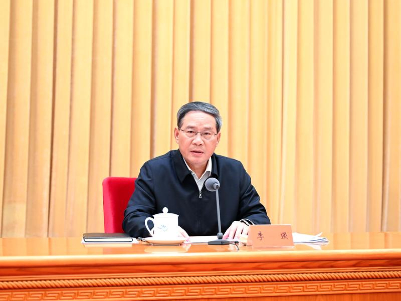 李強主持召開國務院常務會議。（新華社資料圖片）