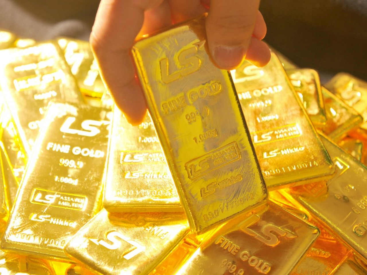現貨金曾升穿每盎司3300水平，較早時報3290.54美元，升幅近0.5%。（法新社資料圖片）