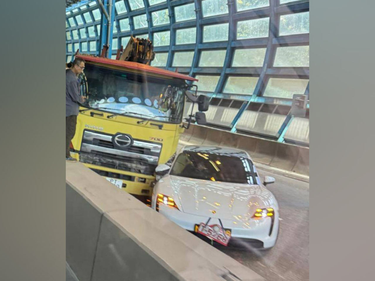 事發在早上11時許，涉及一輛泥頭車、一輛私家車及一輛重型貨車。（網上圖片）