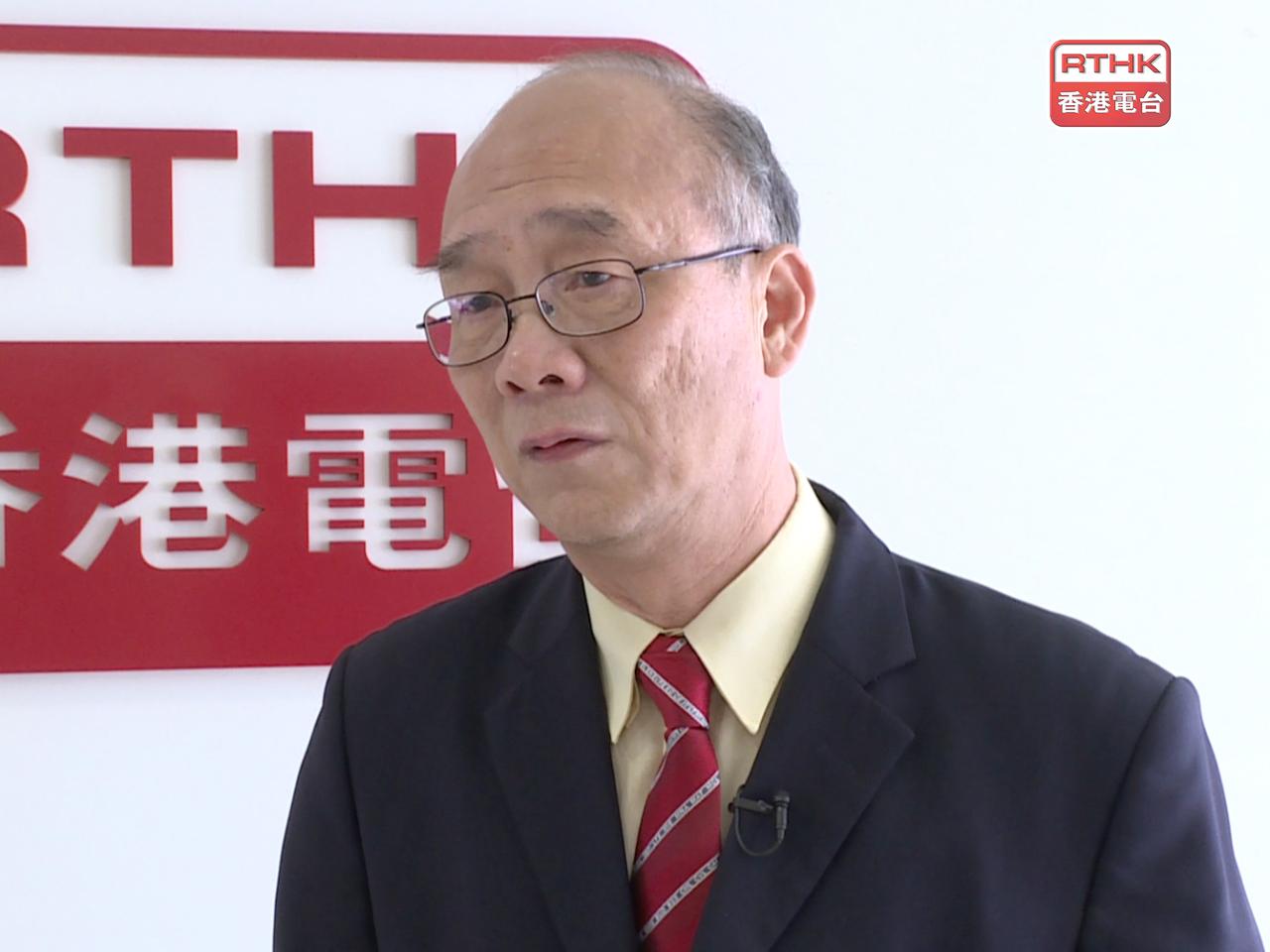 林振敏指即使用濕毛巾封門隙，濃煙每隔幾秒就增加很多，如果廚房及廁所沒有窗，住客仍然會被濃煙焗到。（港台圖片）