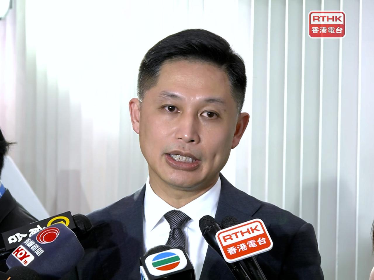 楊恩健表示，調查發現，焚燒得比較嚴重是冷氣機旁的一排光管，正研究是否與火警有關。（孔令輝攝）