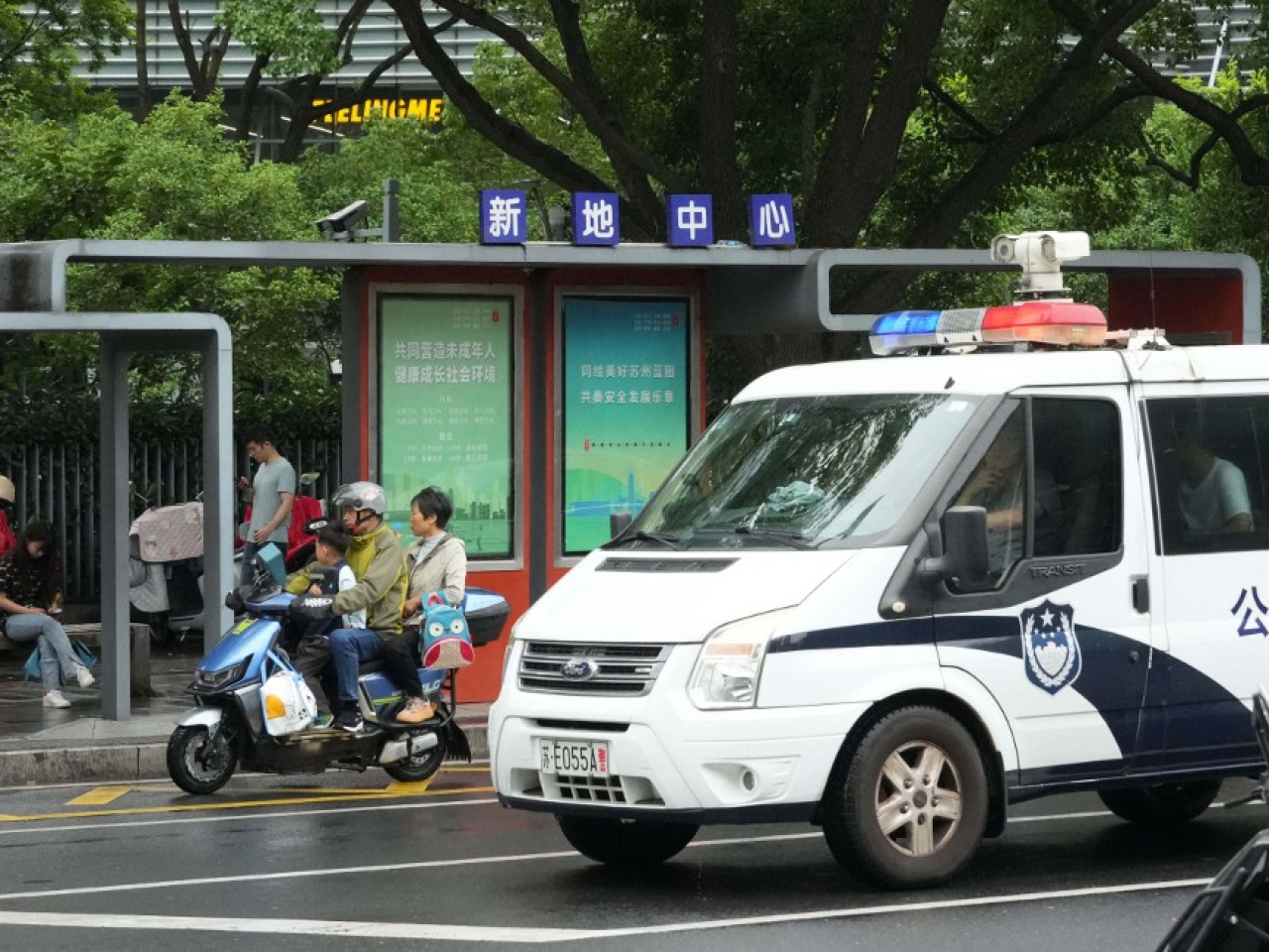 一對日本母子去年6月在蘇州等校巴期間被人用刀襲擊受傷。（法新社資料圖片）