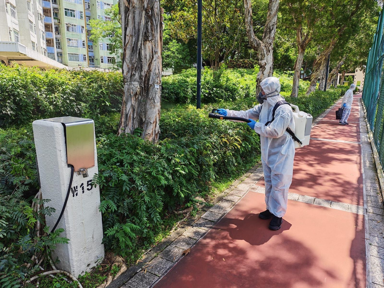 康文署加強巡察轄下場地，進行霧化處理殺滅成蚊。（政府新聞處）