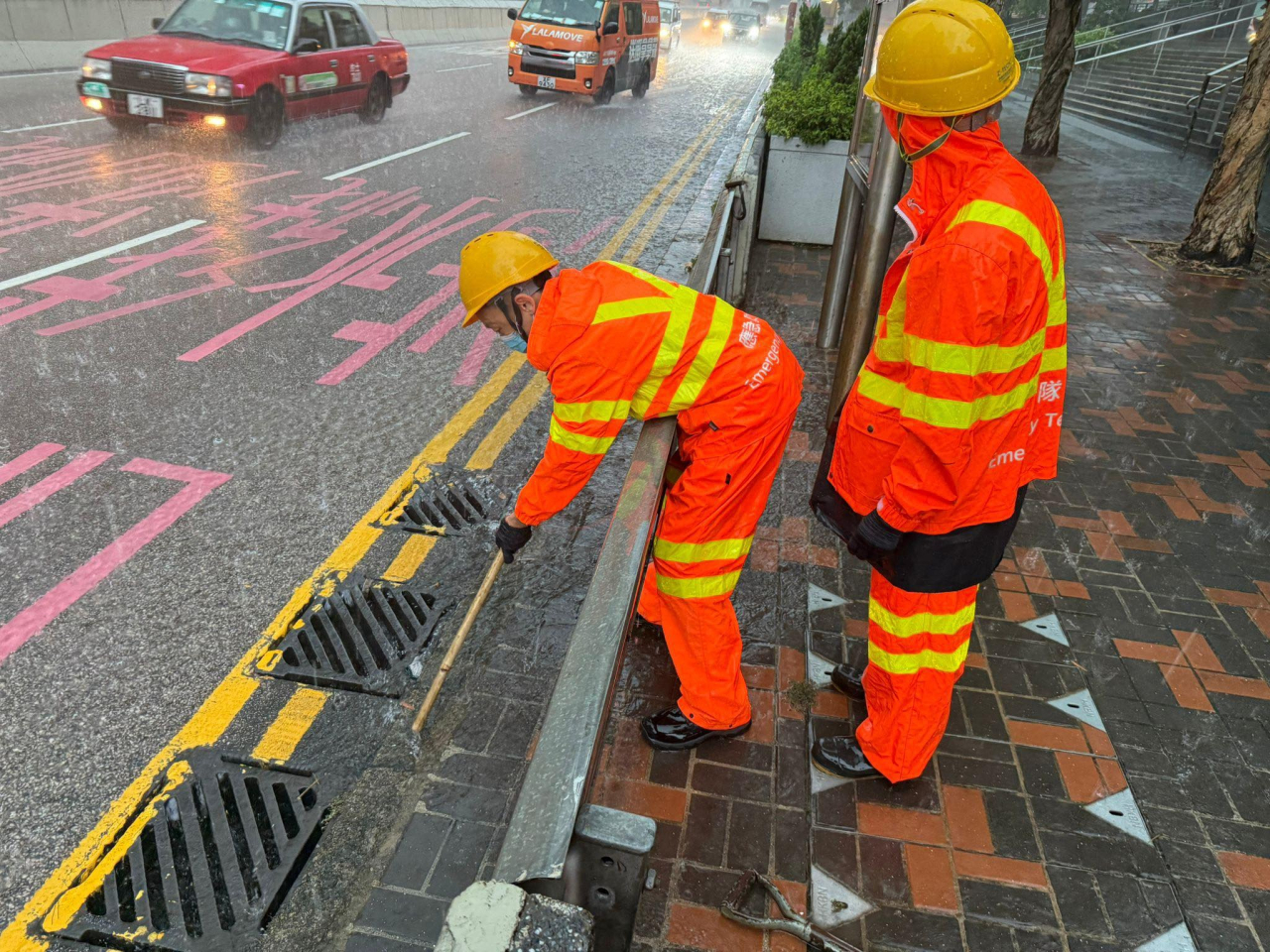 緊急應變隊伍在黃大仙龍翔道清理渠道。（渠務署社交網頁圖片）