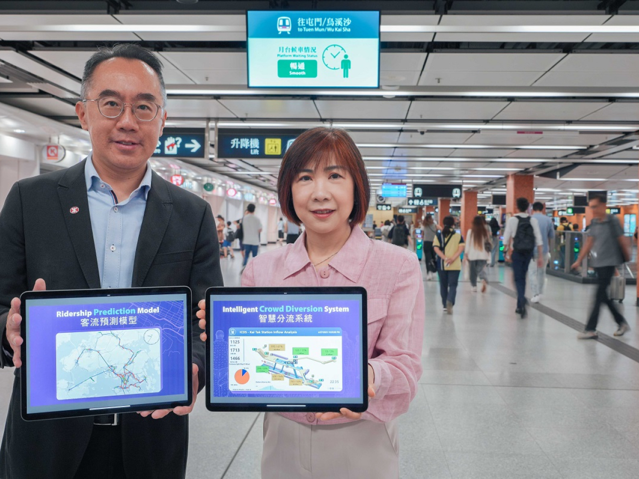 陳慶強（左）說，系統預測客流的準確率達9成，分析結果能夠令他們更好調度列車班次，疏導人流。（港鐵提供）