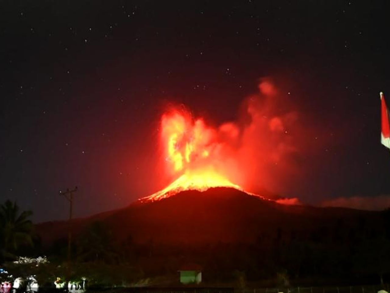 勒沃托比拉基拉基火山昨晚及今日凌晨連續兩次大規模噴發。（新華社）