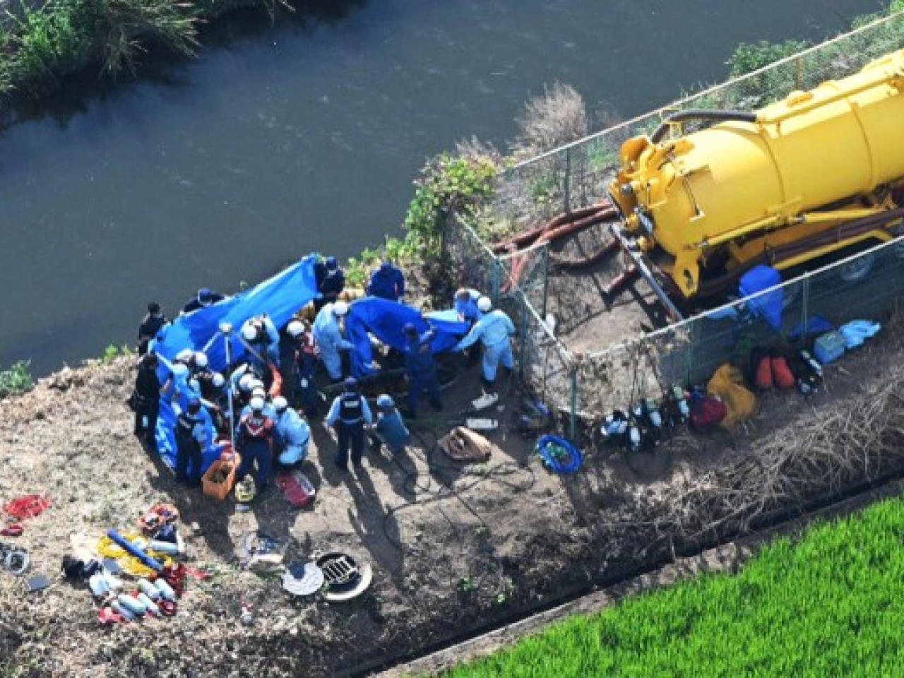 日本埼玉縣行田市4名工人墮下沙井，救援人員到場拯救。(法新社)