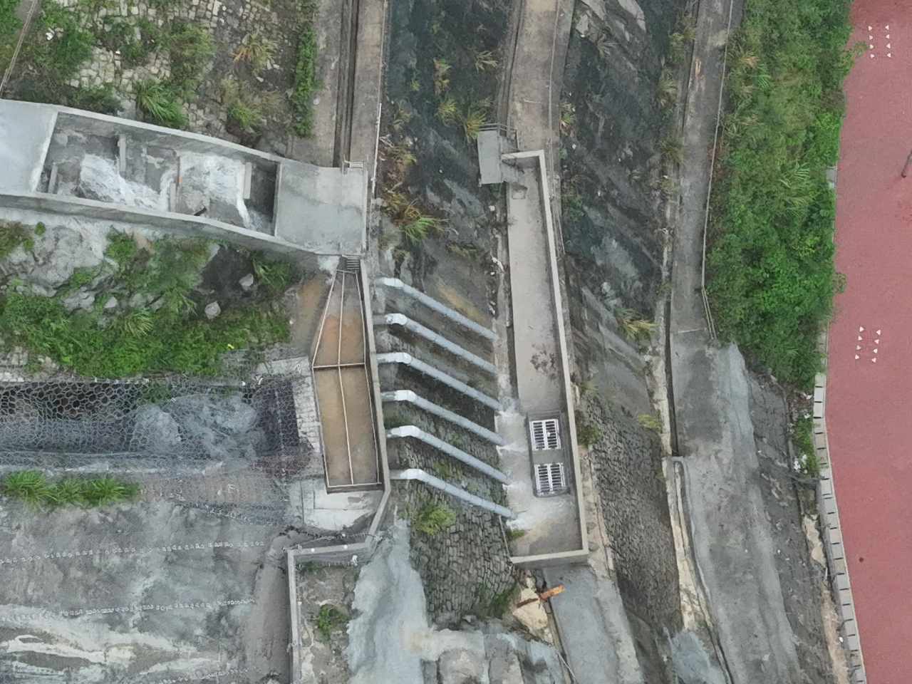 土力工程處表示，已於今早雨勢暫緩期間，出動無人機從高角度檢視耀興道旁山坡的排水系統狀況。（土力工程處社交專頁）