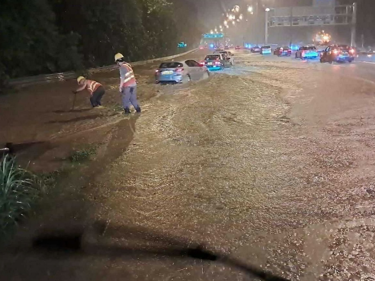 渠務署緊急應變隊伍處理吐露港公路水浸。（渠務署）