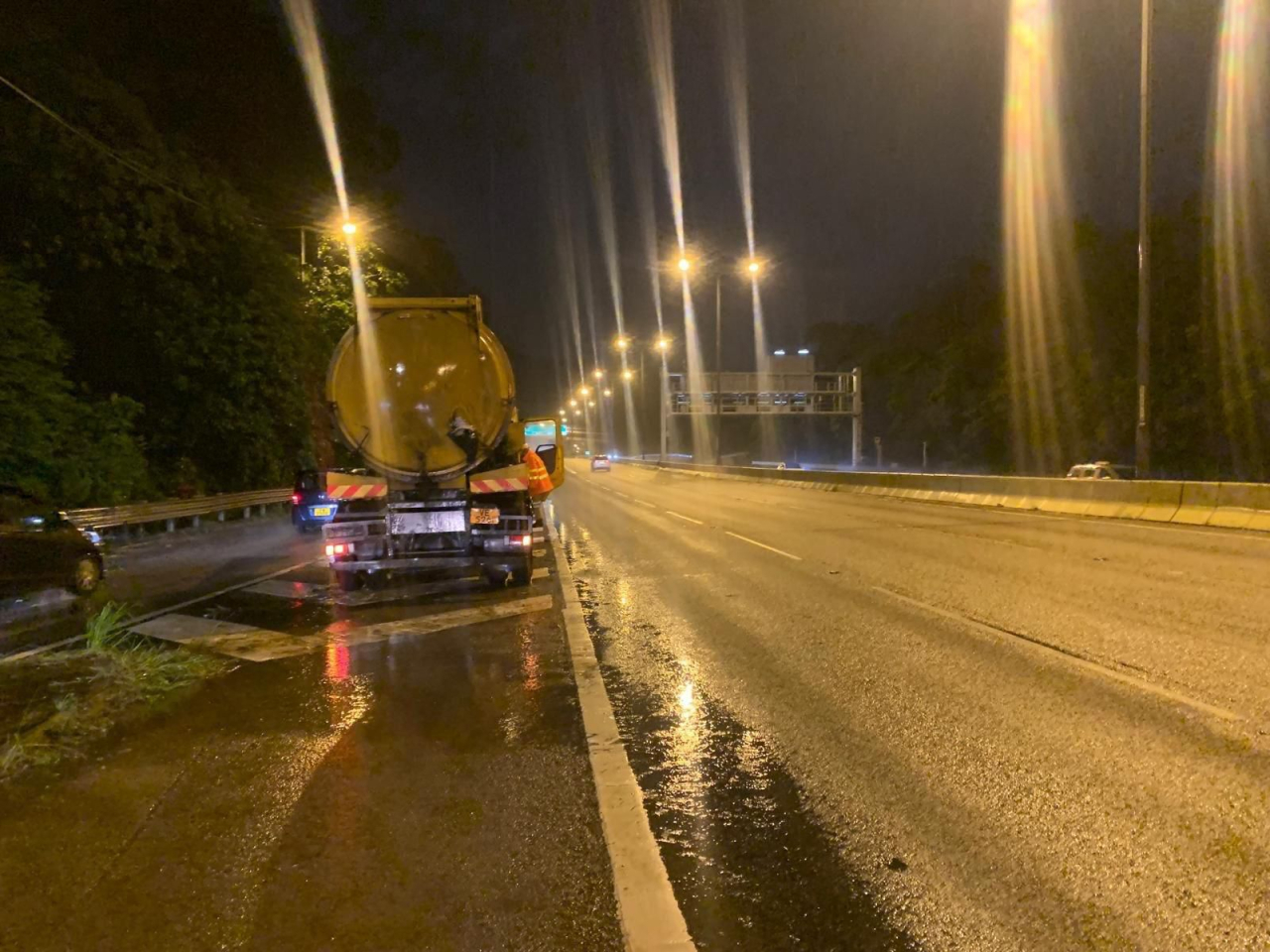吐露港公路部分行車線一度水浸，渠務署其後完成處理。（渠務署相片）