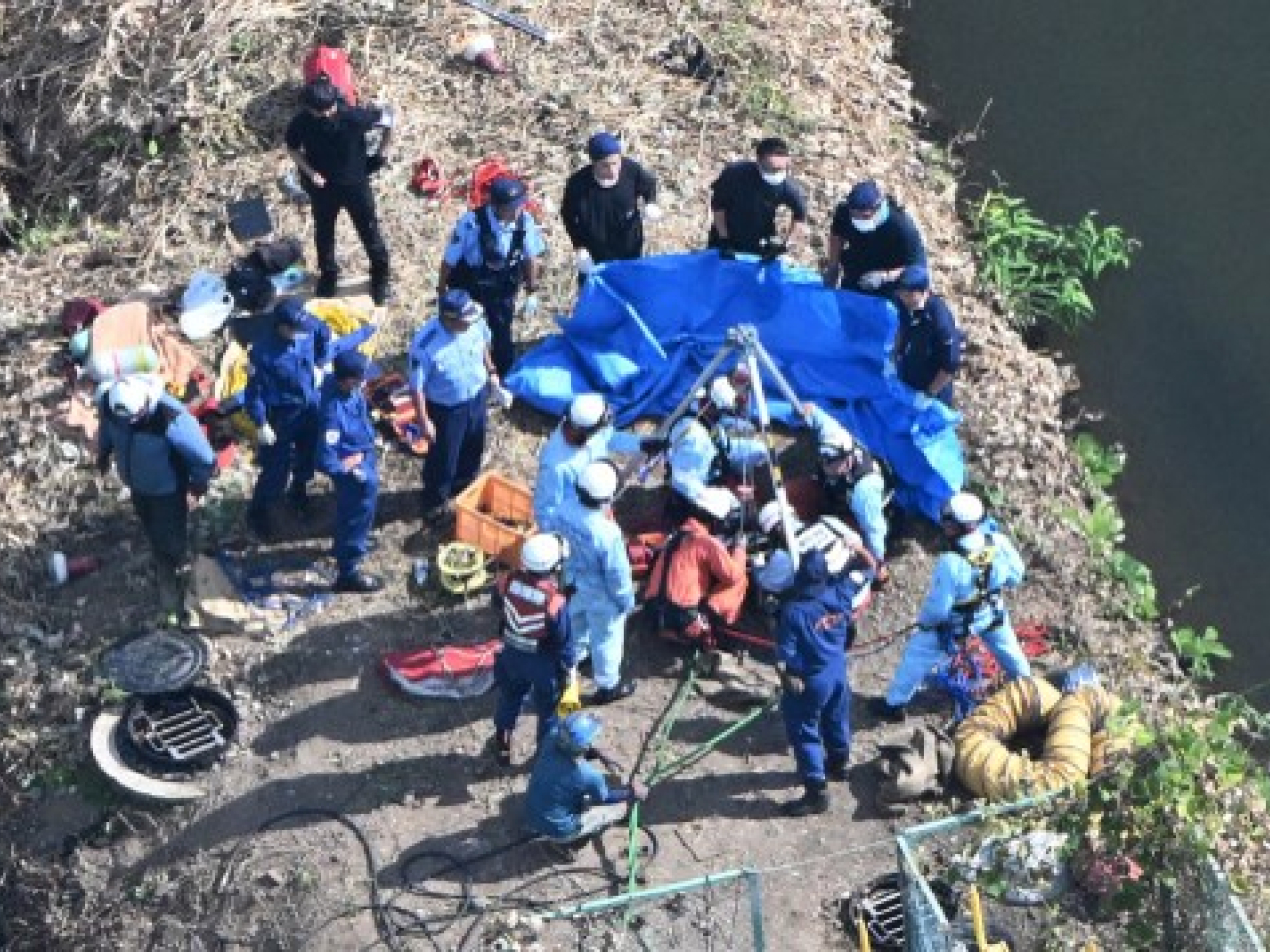 救援人員昨日救出4名墮沙井工人，其後全部證實死亡。 (法新社資料圖片)