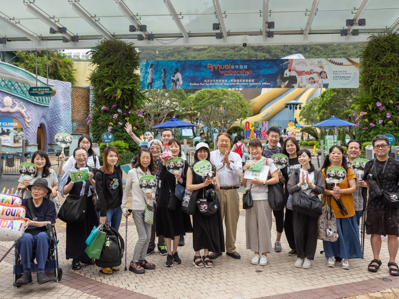 旅行團由一班日本的熊貓迷組成，在海洋公園開放前率先入園。（旅發局提供）