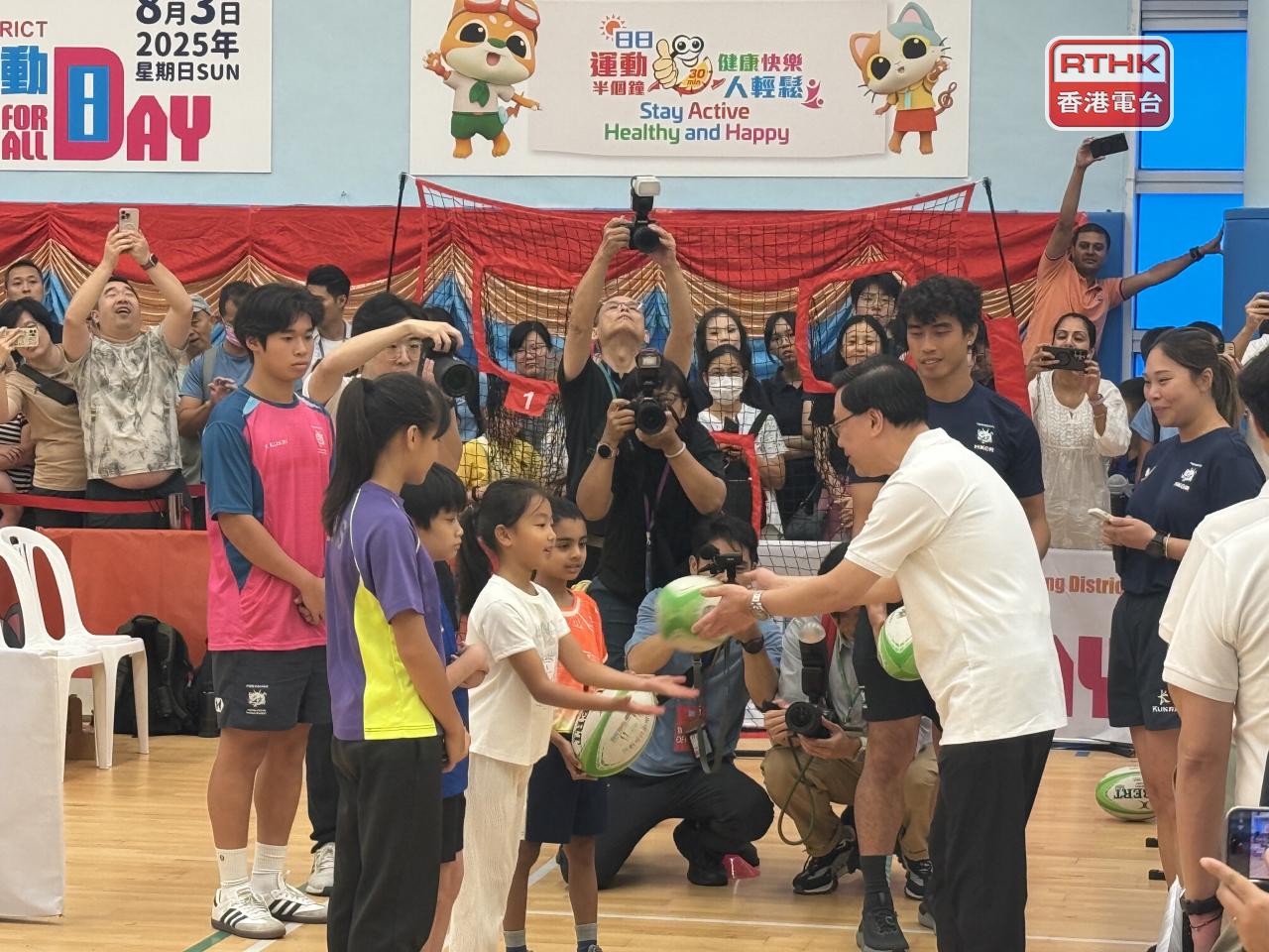 李家超響應全民運動日，親身參與在各區體育館舉行的康體活動。（陳曉筠攝）