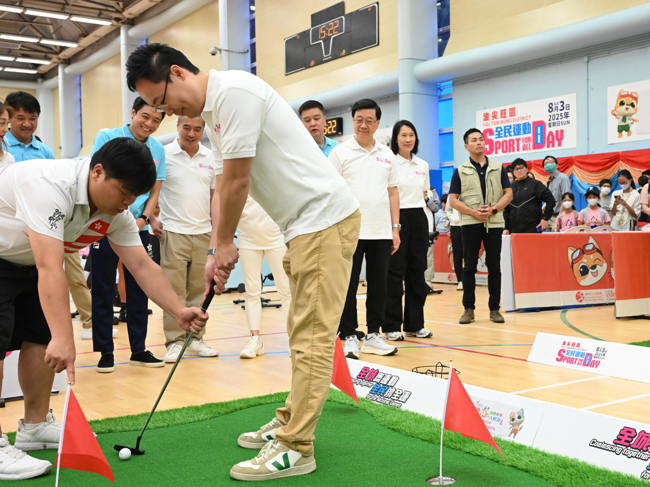 Chief Executive John Lee attends activities at the Kowloon Park Sports Centre, the main venue for the Sport For All Day. Photo courtesy of the Information Services Department