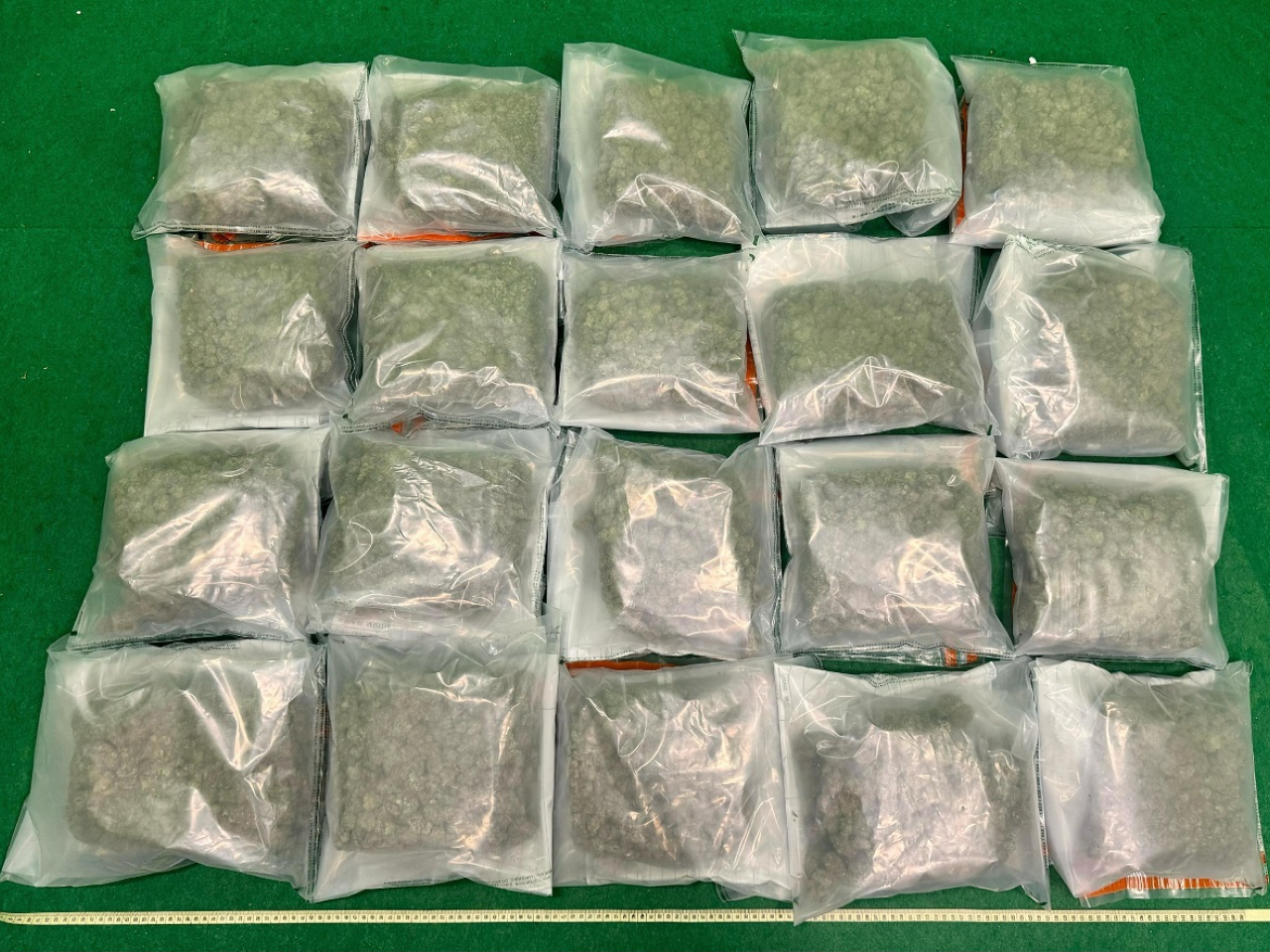 海關檢獲約二十公斤懷疑大麻花，市值約四百萬元。（政府新聞處）