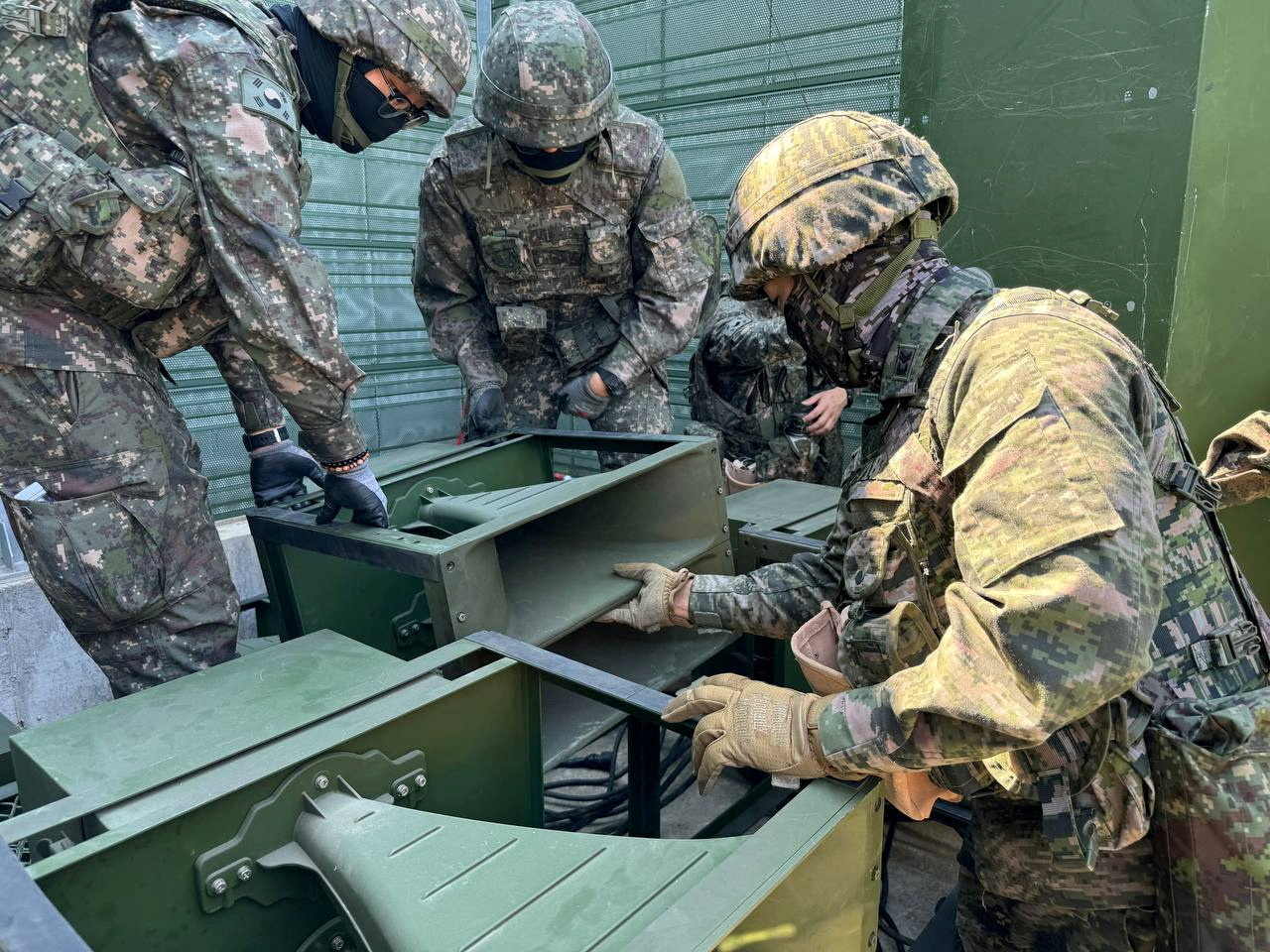 南韓軍方早前操作對朝擴音廣播設備。（路透社資料圖片）
