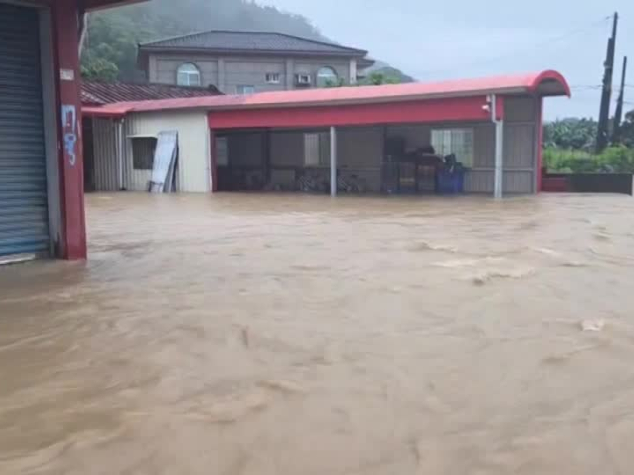 台灣中南部連日暴雨，截至昨晚造成4死74傷、3人失蹤。(路透社)