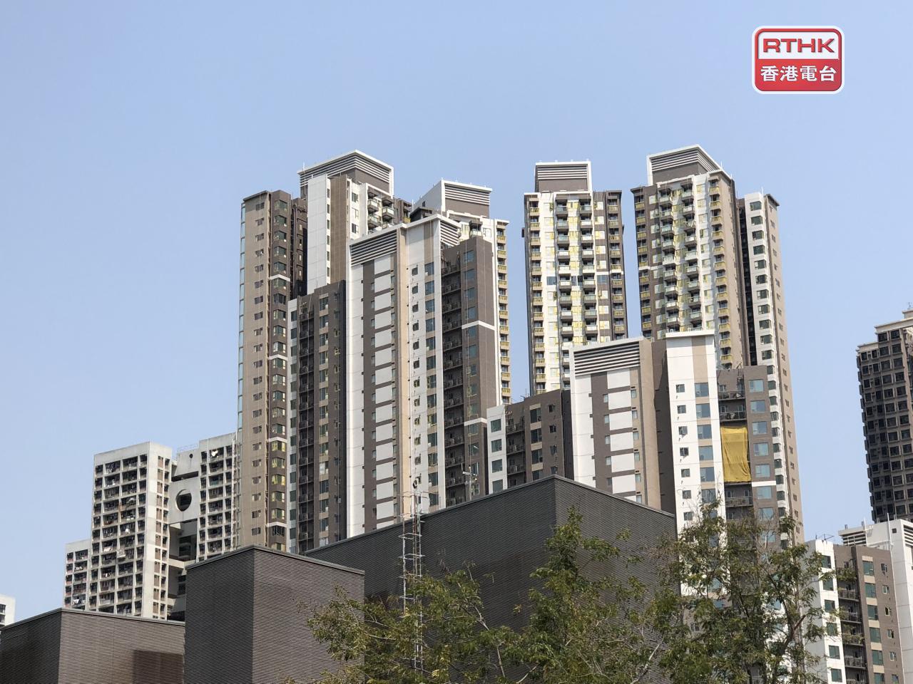 7月送交註冊的住宅樓宇買賣合約按月跌3.2%，按年升近55%；合約總值約463.5億元，按月下跌24%，按年升近30%。（港台圖片）