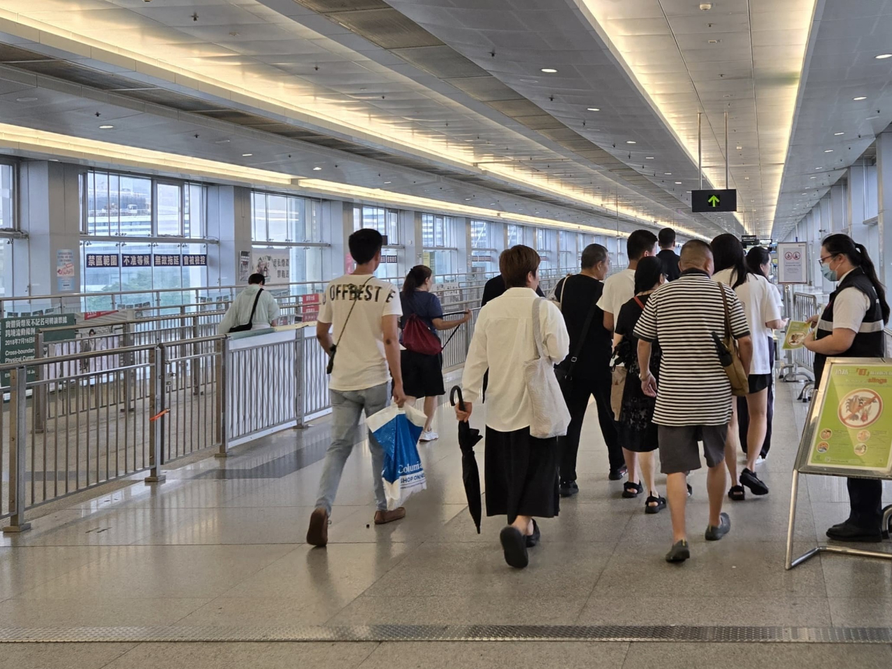Health officials distribute leaflets to travellers to help fight chikungunya fever at the Lok Ma Chau checkpoint. Photo courtesy of the Department of Health