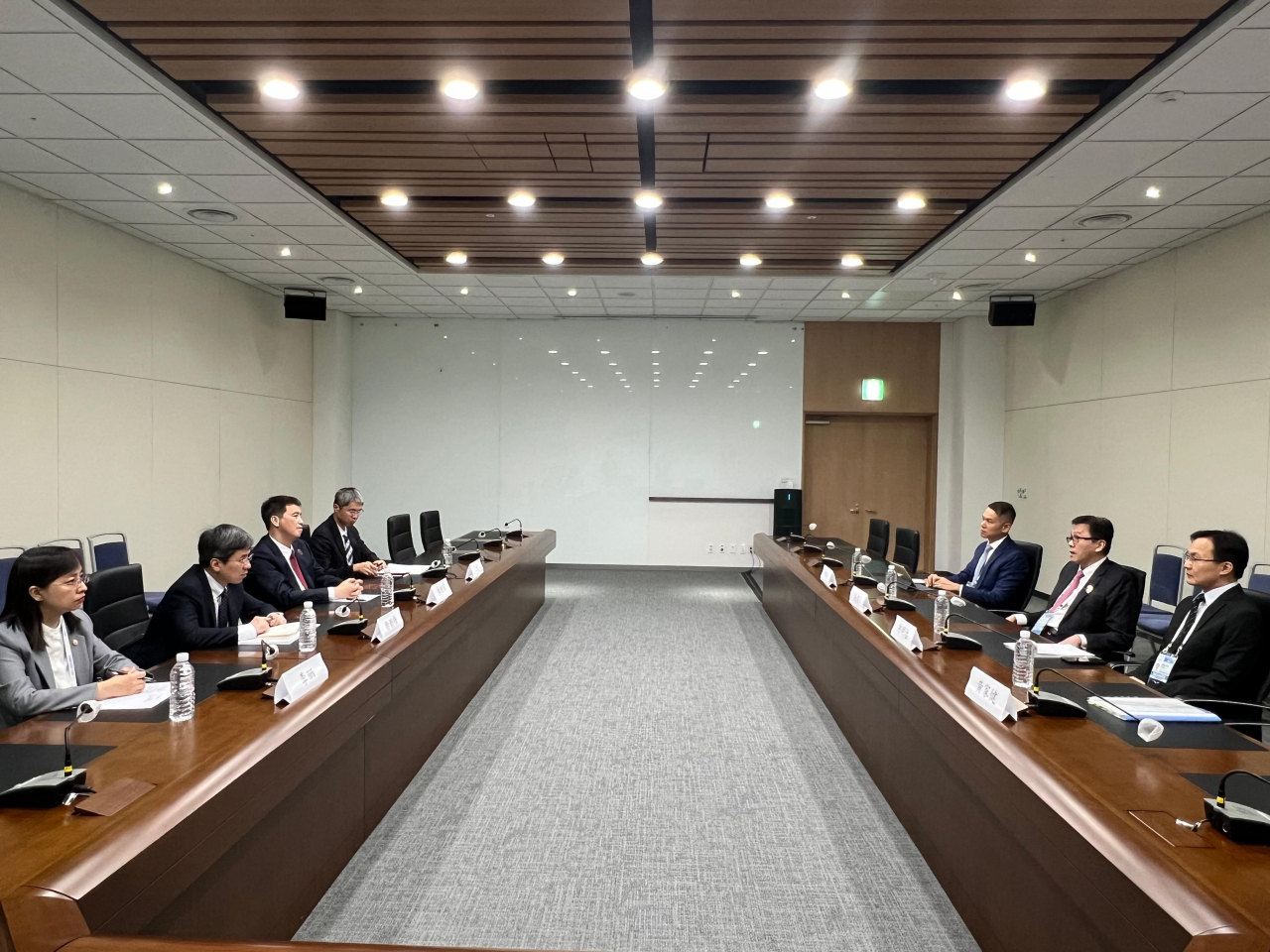 孫東（右二）在部長級會議期間與國家工業和信息化部副部長熊繼軍（左三）會面。（政府新聞處）