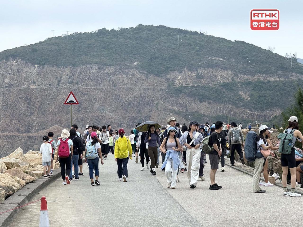 消息指，政府計劃下月13日起，每逢周末、公眾假期和所有內地黃金周期間，禁止所有的士在上午9時至下午6時，進入或使用西貢萬宜路。（港台圖片）