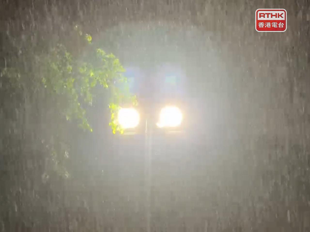天文台表示，與活躍西南季候風及高空擾動相關的強雷雨區正影響本港。（實習記者何胤樞攝）