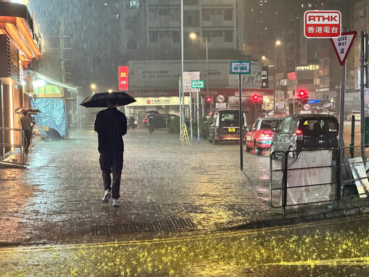 天文台發出局部地區大雨提示，表示有可能出現嚴重水浸。（賴綺玲攝）
