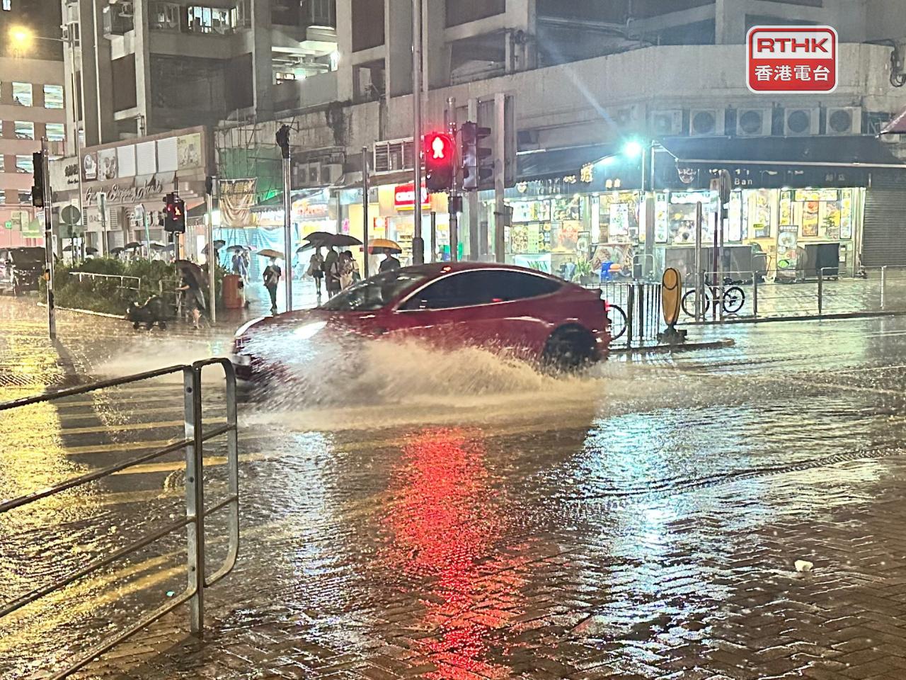 天文台說，有關區域已錄得或預料會有每小時雨量超過70毫米的大雨。（賴綺玲攝）