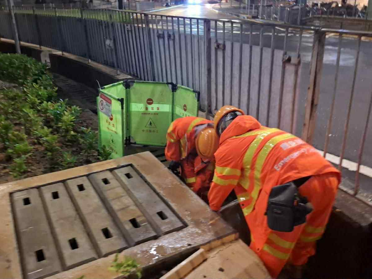 渠務署表示，緊急應變隊伍於柴灣道迴旋處進行及時清渠。（渠務署相片）