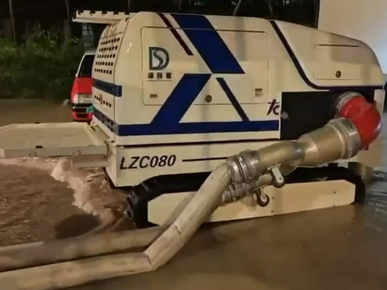 強力排水機械人「龍吸水」在敬賢里停車場處理水浸。（渠務署片段截圖）