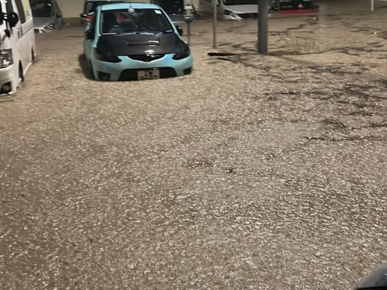 將軍澳敬賢里停車場出現嚴重水浸。（渠務署社交網頁圖片）