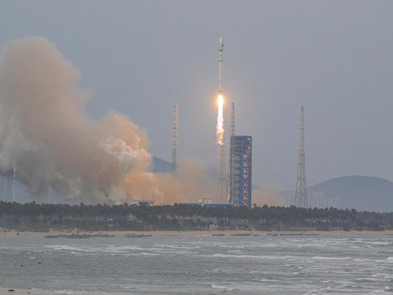 中國在海南商業航天發射場使用長征十二號運載火箭，成功將衛星互聯網低軌07組衛星發射升空。（新華社）