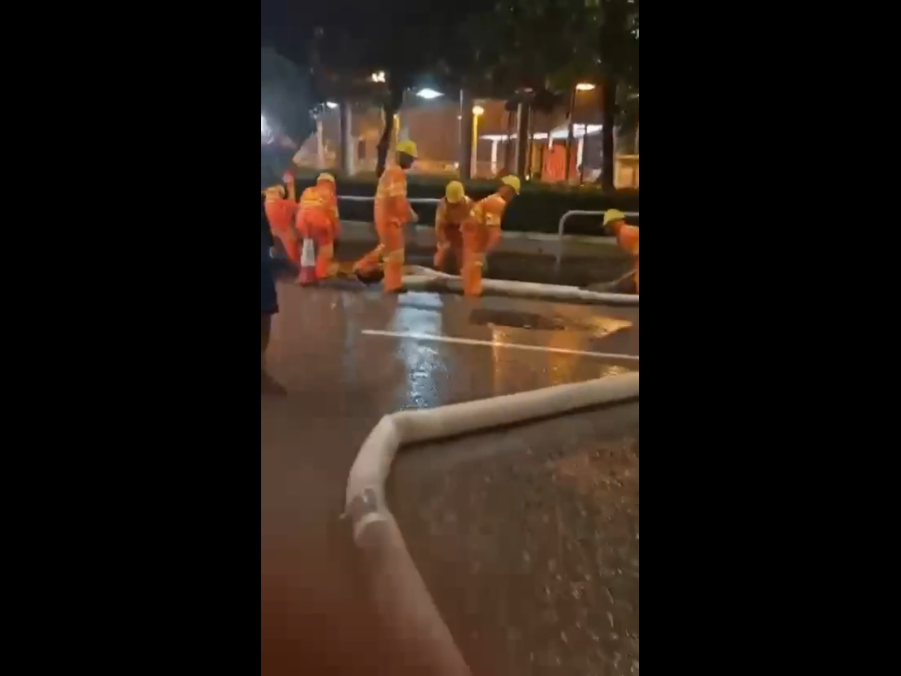 渠務署緊急應變隊伍正處理將軍澳敬賢里水浸。（渠務署片段截圖）