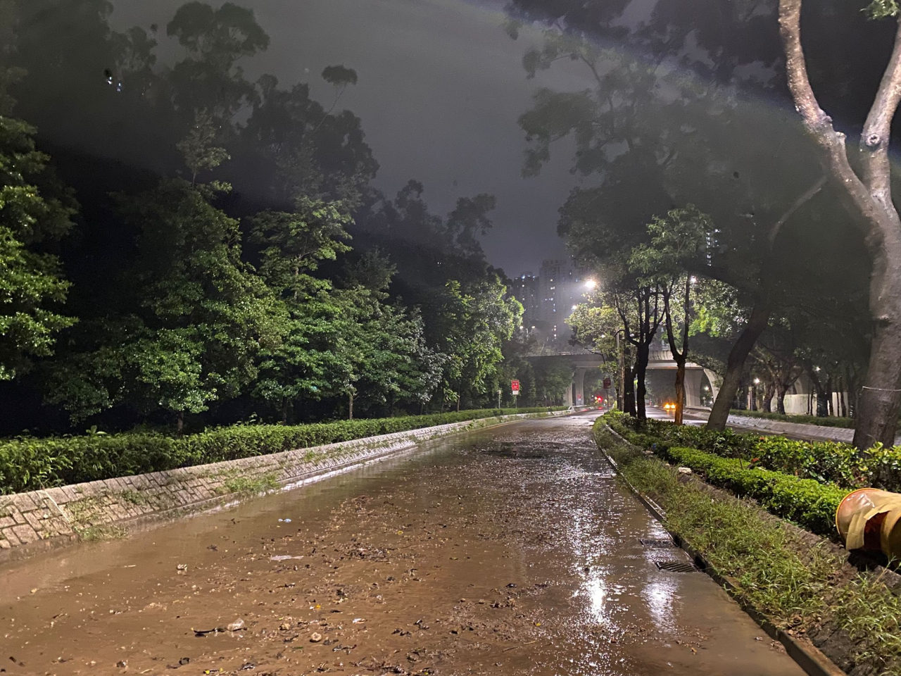 寶康路曾出現水浸，渠務署緊急應變隊伍已完成清理。（渠務署社交網頁圖片）