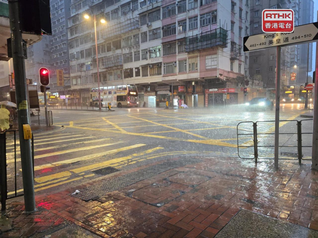 黑雨警告下，北角雨勢頗大。（黃佩珊攝）