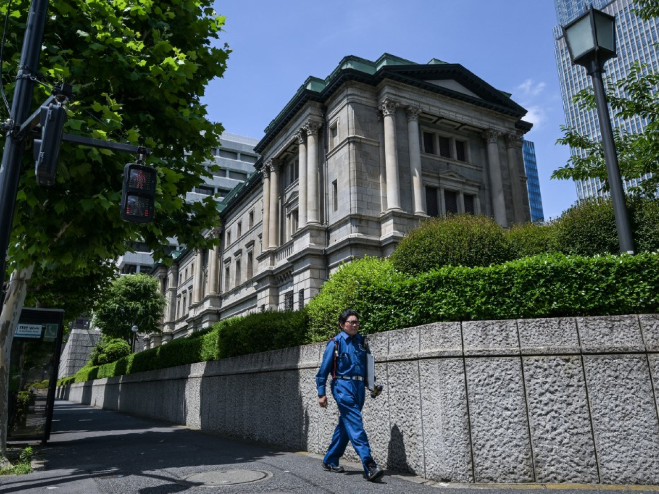 數名日本央行委員指，如果貿易摩擦緩和，央行將考慮恢復加息。（法新社資料圖片）