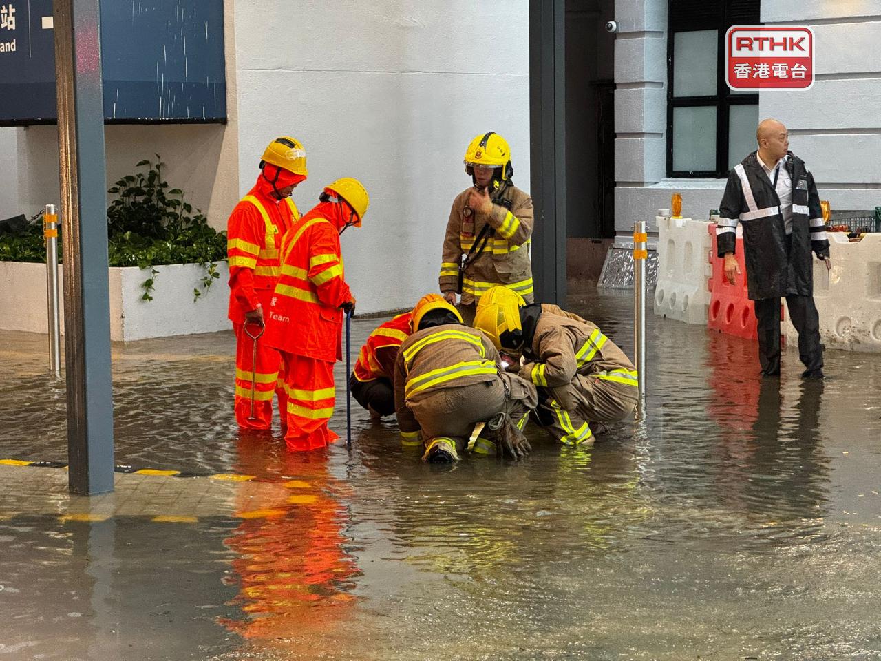 瑪麗醫院範圍內部分道路出現嚴重水浸。（葉燿坤攝）