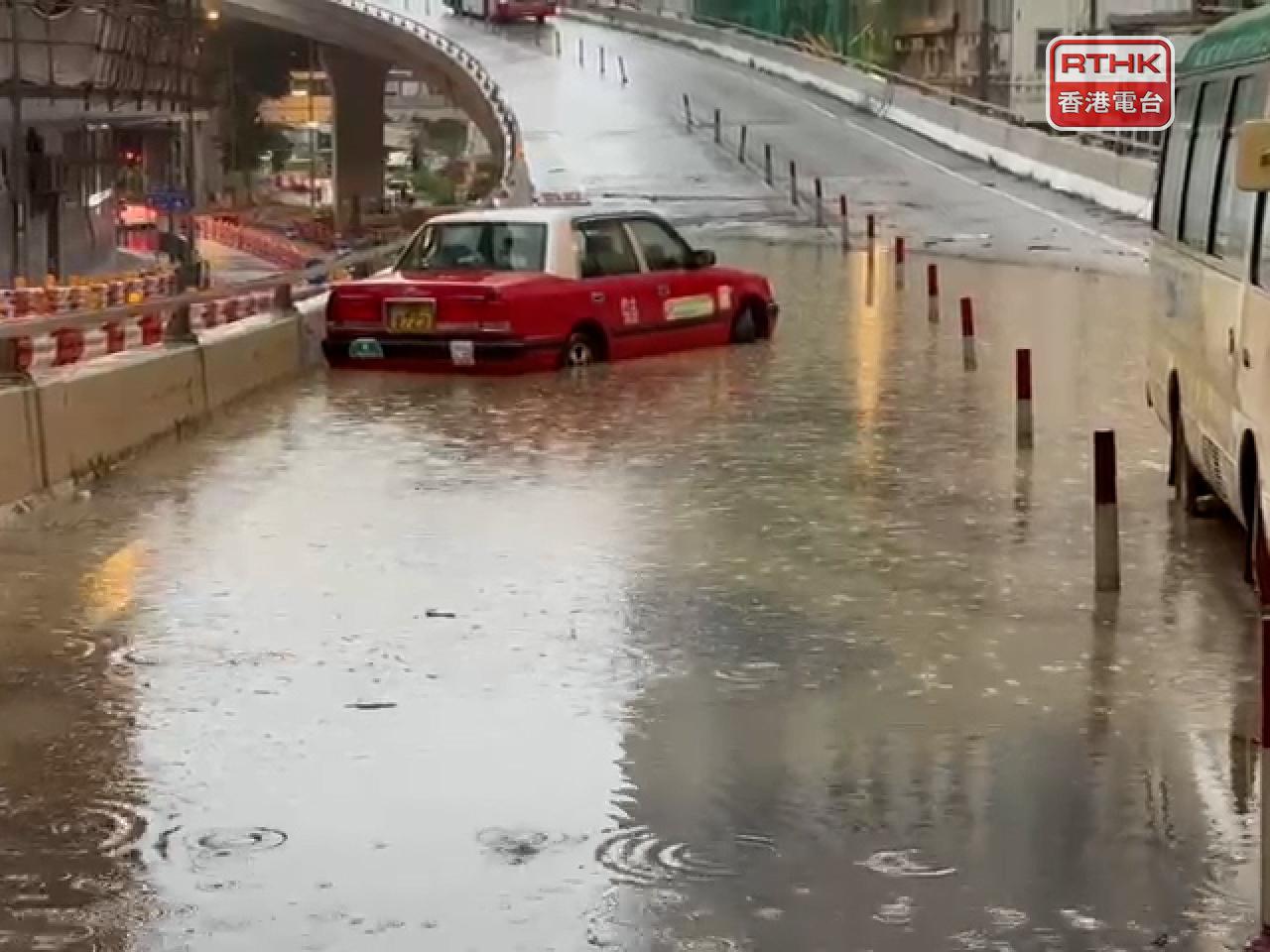 A taxi has seemingly stalled on Castle Peak Road in Kwai Chung. Photo: RTHK