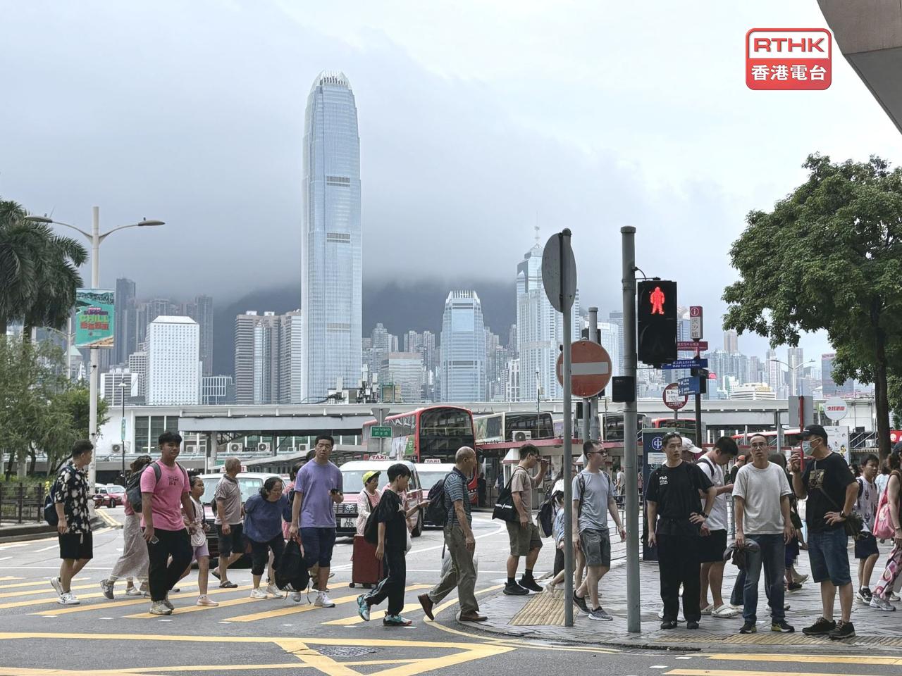 謝家曦預計，受惠於息口回落，下半年本港經濟表現將會改善，但PMI仍可能較反覆。（港台圖片）