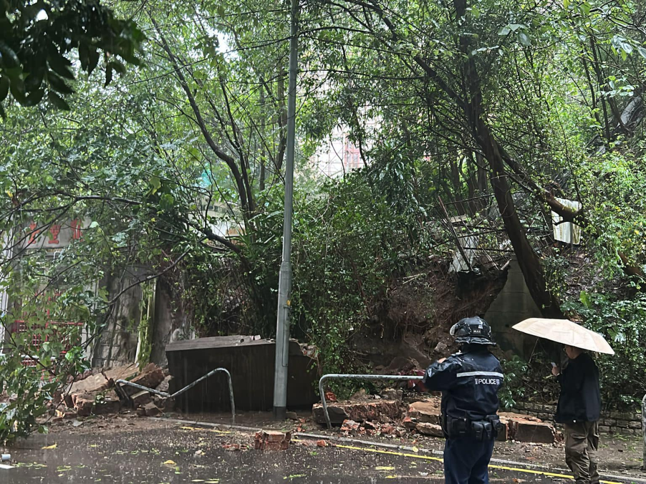 灣仔加路連山道受山泥傾瀉影響 (土力工程處)