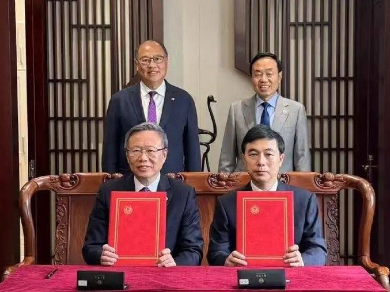 出席簽署儀式的包括理大校董會主席林大輝（後排左）校長滕錦光（前排左）、外交學院黨委書記王世廷（後排右）、院長王帆（前排右）。 (理大提供)