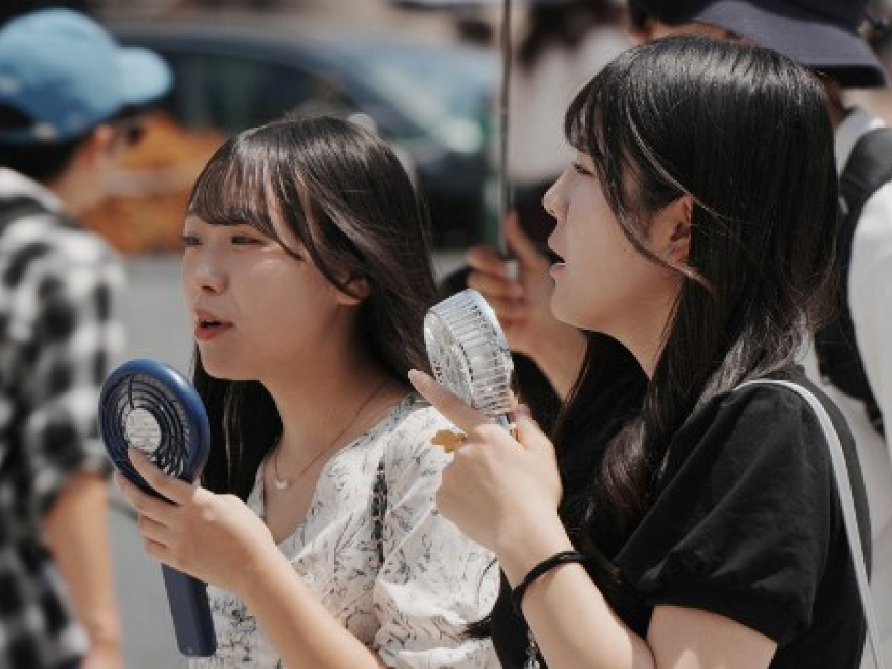 People in Tokyo try to find relief amid the heatwave. Photo: AFP