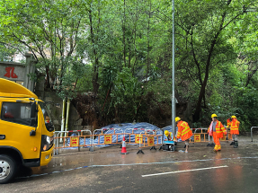 黑色暴雨警告期间港岛多处山泥倾泻