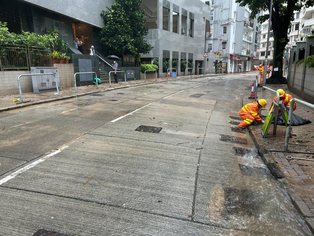 渠務署緊急應變隊伍人員，處理市民求助個案。（渠務署社交專頁）