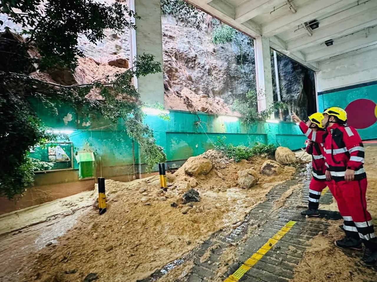 政府提醒市民留意最新天氣消息及交通情況報告。政府各部門人員會繼續全力進行應對及善後工作。（消防處社交專頁）