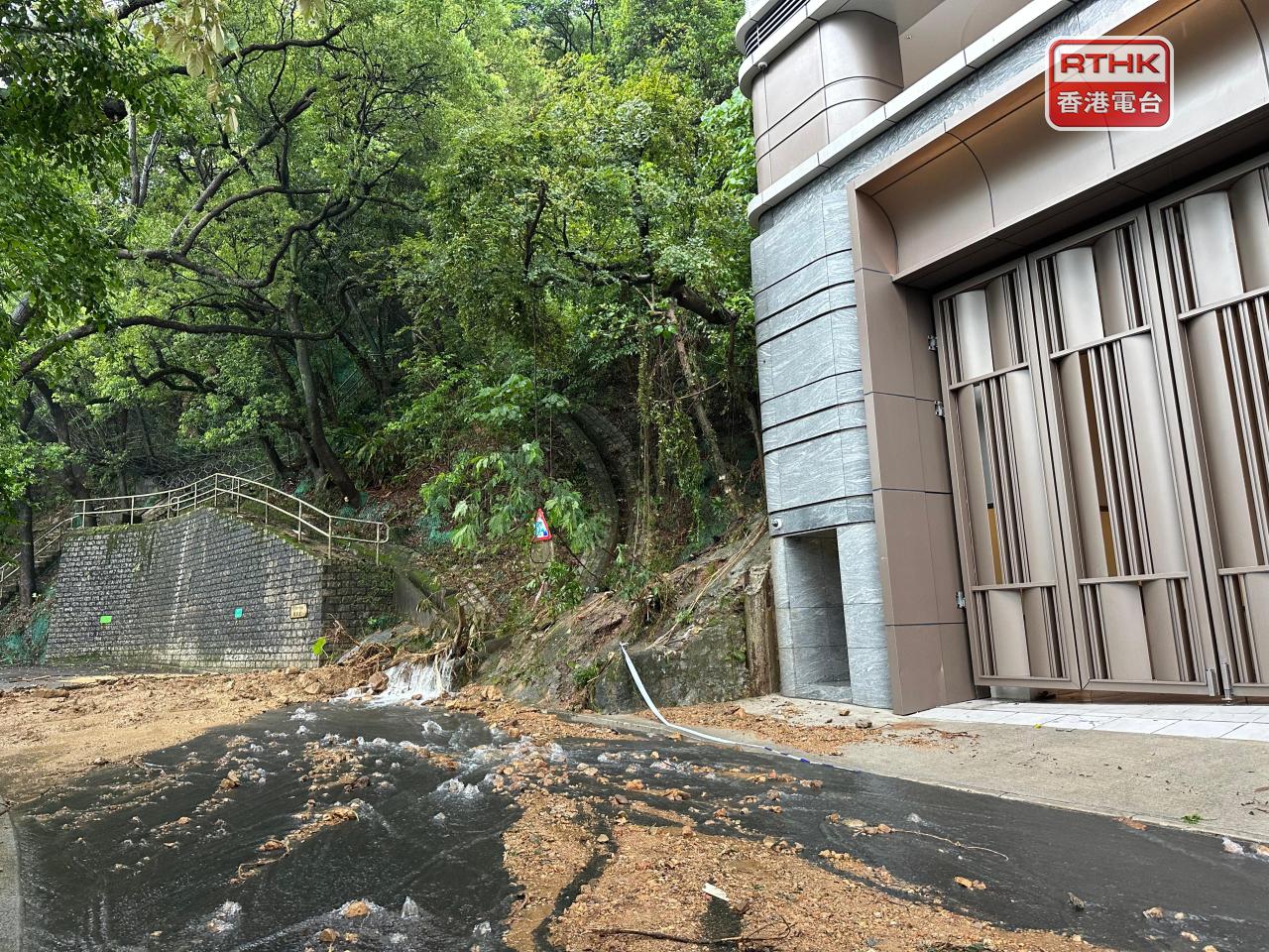 截至下午2時半，土力工程處共接獲15宗山泥傾瀉報告。（仇志榮攝）