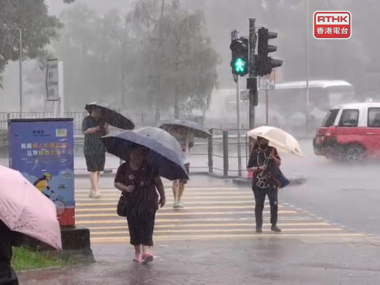 天文台表示，今年至今已發出4次黑色暴雨警告信號，屬歷來最多。（許敬軒攝）