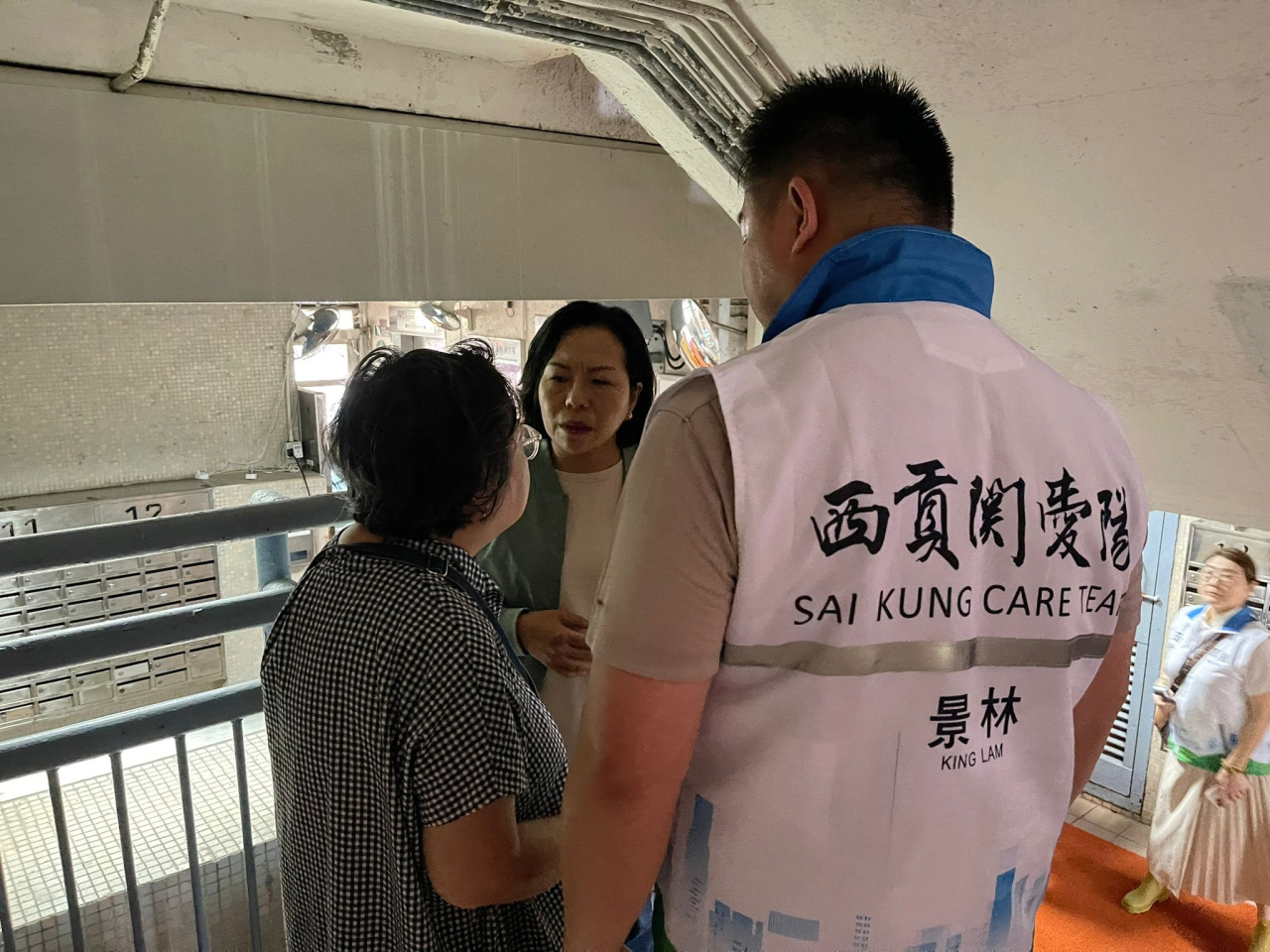 麥美娟探訪受水浸影響的九華徑村後，亦到景林邨景櫚樓探訪長者住戶。（民政及青年事務局社交專頁）
