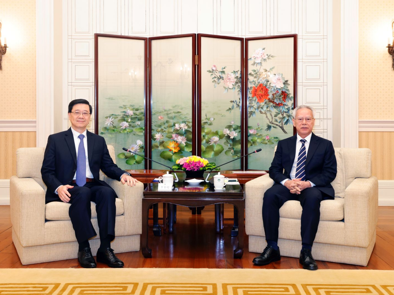 澳門行政長官岑浩輝（右）中午與到訪澳門的行政長官李家超（左），在政府總部會面。（澳門新聞局）