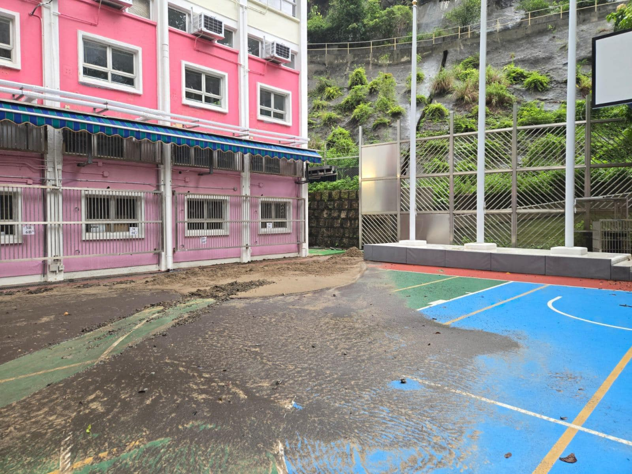 土力工程處接報有黑色泥水湧入北角官立小學，覆蓋約半個操場。（土力工程處社交專頁）